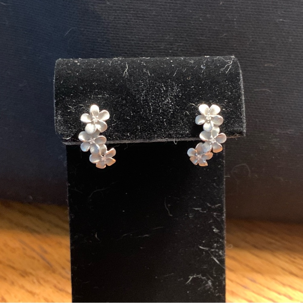 14k white gold/diamonds plumeria earrings by Denny Wong